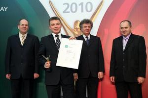 Wójt Gminy Wólka prezentuje Statuetkę oraz Certyfikat GMINA FAIR PLAY Wójt Gminy Wólka prezentuje Statuetkę oraz Certyfikat GMINA FAIR PLAY
