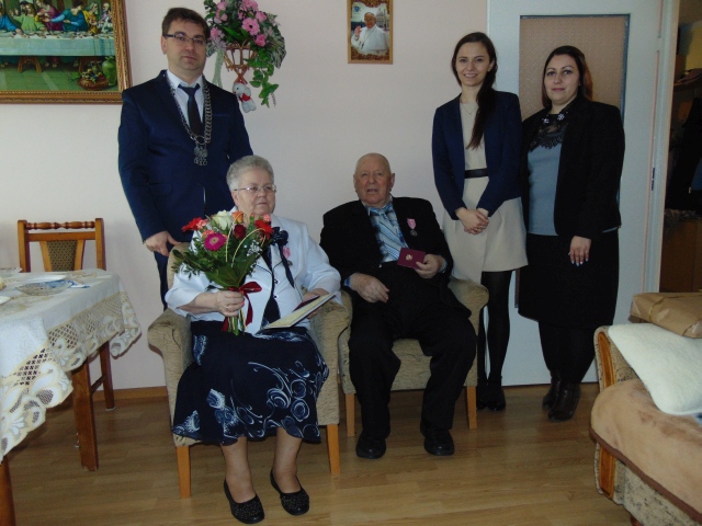 panstwo_zofia_i_walerian_prill_wraz_z_wojtem_gminy_gostycyn_ireneuszem_kucharskim_oraz_pracownikami_urzedu.jpg