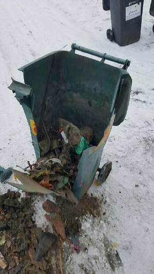 Uszkodzony pojemnik [300x533]