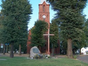 obelisk_przed_kosciolem_w_kuslinie_poswiecony_janowi_pawlowi_ii.jpg [300x226]