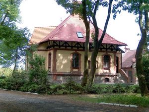 dom_ogrodnika_w_zespole_palacowoparkowym_w_chraplewie.jpg [300x226]