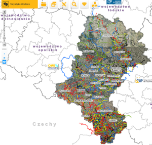 Zdjęcie przedstawia informacje o szlakach rowerowych i turystycznych