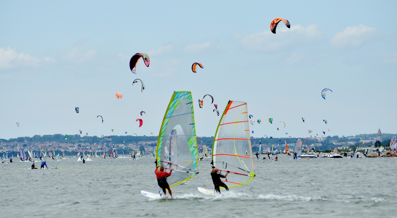 Surferzy na wodach Zatoki Puckiej