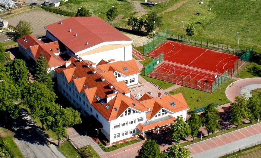 gimnazjum_w_dbrlwce_z_hal_sportow_i_kompleksem_boisk_2jpg [866x525]