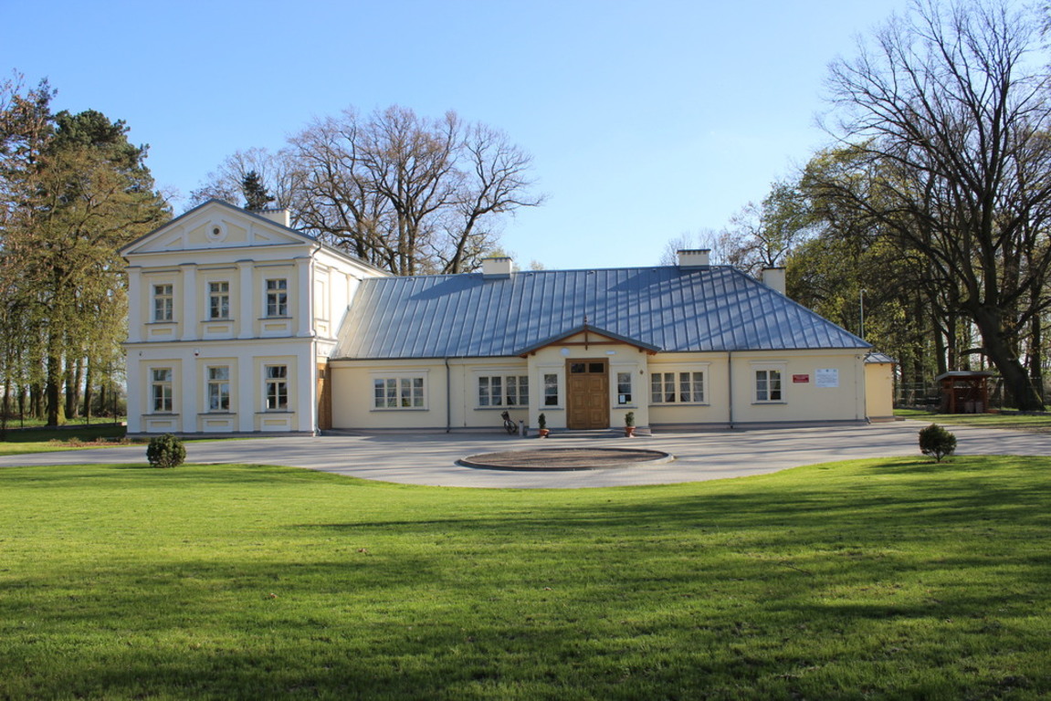 Front budynku pałacu w Jastrzębiu...