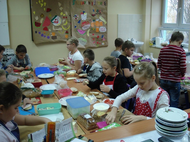 Uczniowie przygotowujący kanapki