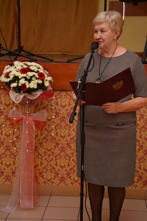 Dyrektor ośrodka kultury odczytując...