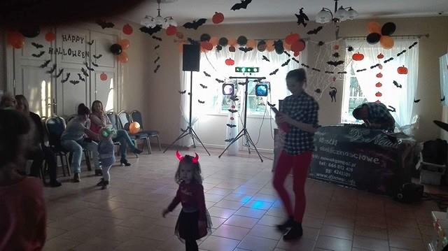 Zabawa halloweenowa przez uczniów...