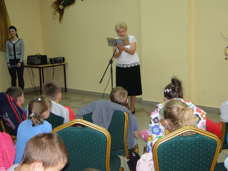 Dyrektorka bibliotek czyta dzieciom...