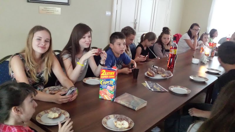 Dzieci w trakcie wspólnego posiłku