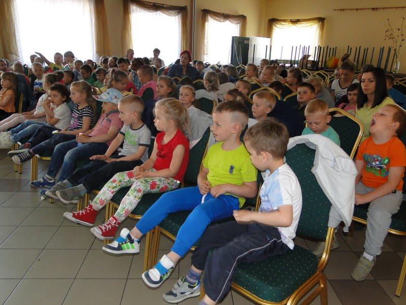 Młodzi uczniowie zasiadający na...