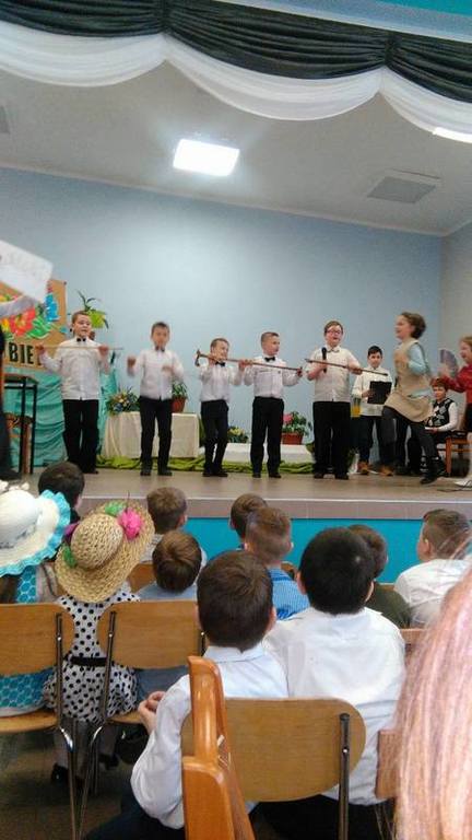 Występ dzieci na scenie z okazji...