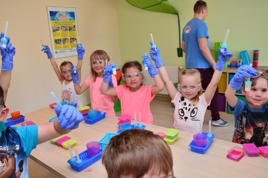 Dzieci w trakcie zajęć edukacyjnych...