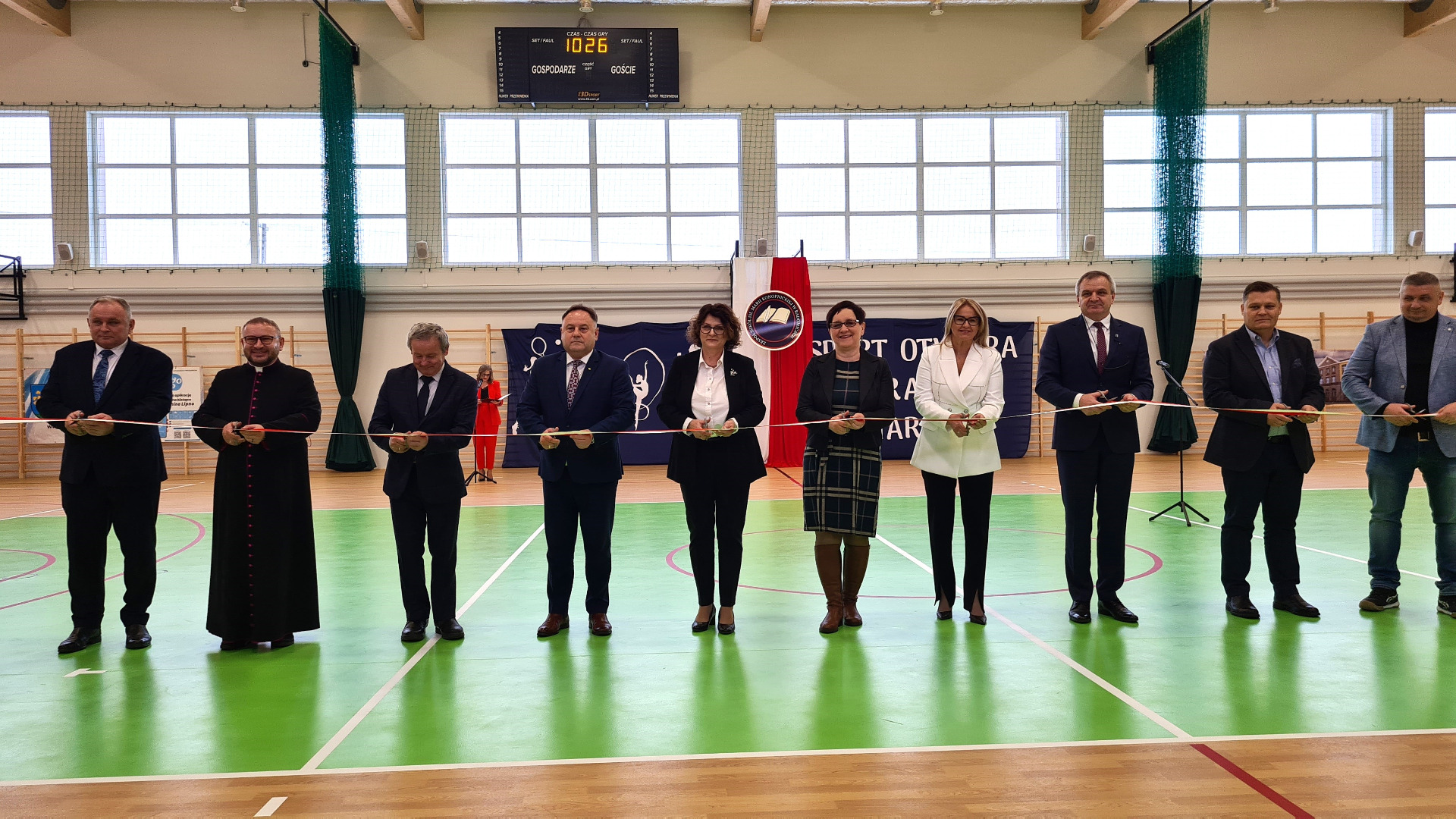 Zaproszeni goście przecinający...