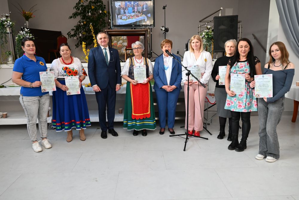 Wójt Gminy Lipno wraz z uczestniczkami...