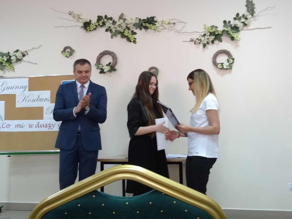 Pani dyrektor wręcza nagrodę dla uczennicy w obecności Wójta Gminy Lipno