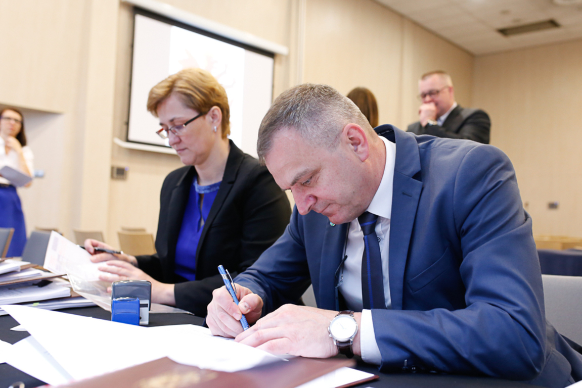 Wójt podpisujący umowę