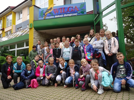Grupowe zdjęcie uczestników zielonej szkoły przed budynkiem