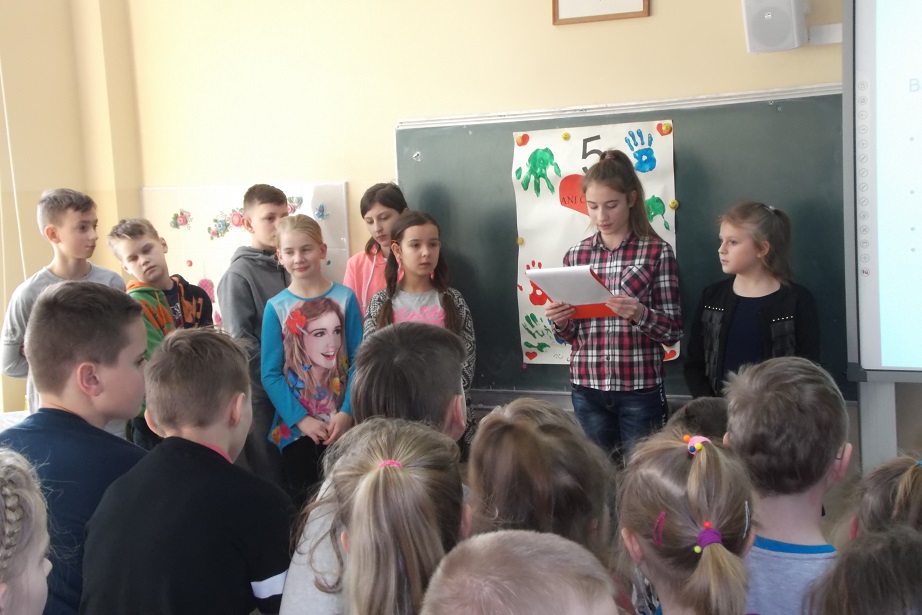 Uczennice przedstawiające prezentację multimedialną na temat białaczki