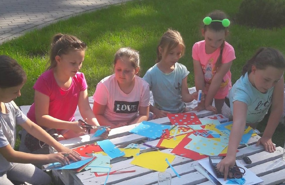 Dzieci podczas warsztatów plastycznych w plenerze