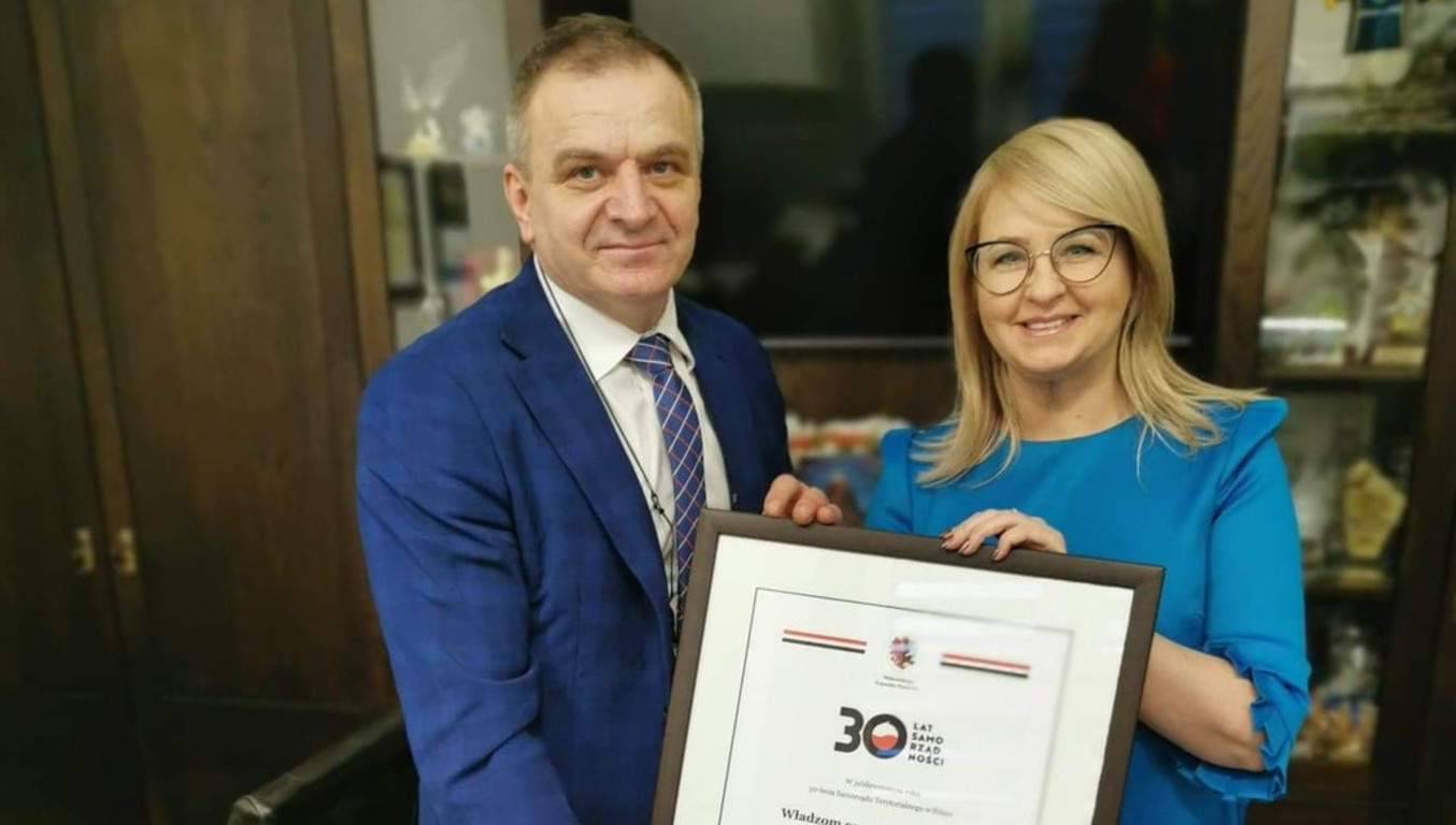 Wójt Gminy Lipno Andrzej Szychulski wraz z Panią Anetą Jędrzejewską trzymają dyplom.