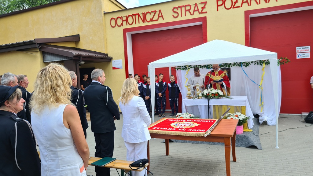 Wręczenie sztandaru przed budynkiem straży