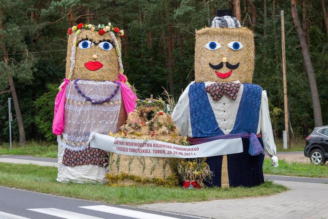 Kolorowe witacze z bel słomy