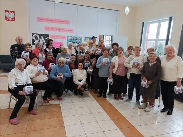 Wszyscy seniorzy na sali zajęciowej w domu seniora
