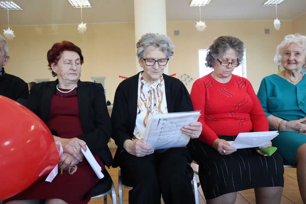 Seniorki podczas czytania poezji i śpiewania piosenek