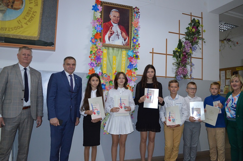 Grupa nagrodzonych uczniów z Wójtem Andrzeje Piotrem Szychulskim, Zastępcą Wójta Kazimierzem Mątowskim oraz Dyrektor Iwoną Rutkowską
