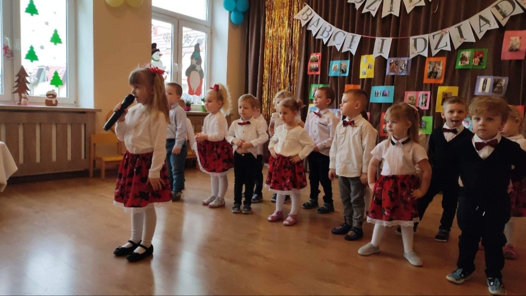 Dzieci z grupy "Motylki" podczas występu artystycznego.
