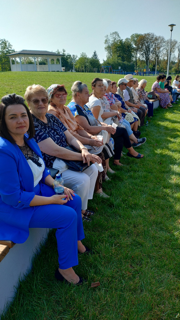 Seniorzy i Pani Olimpia Gajewska kierownik Dziennego Domu