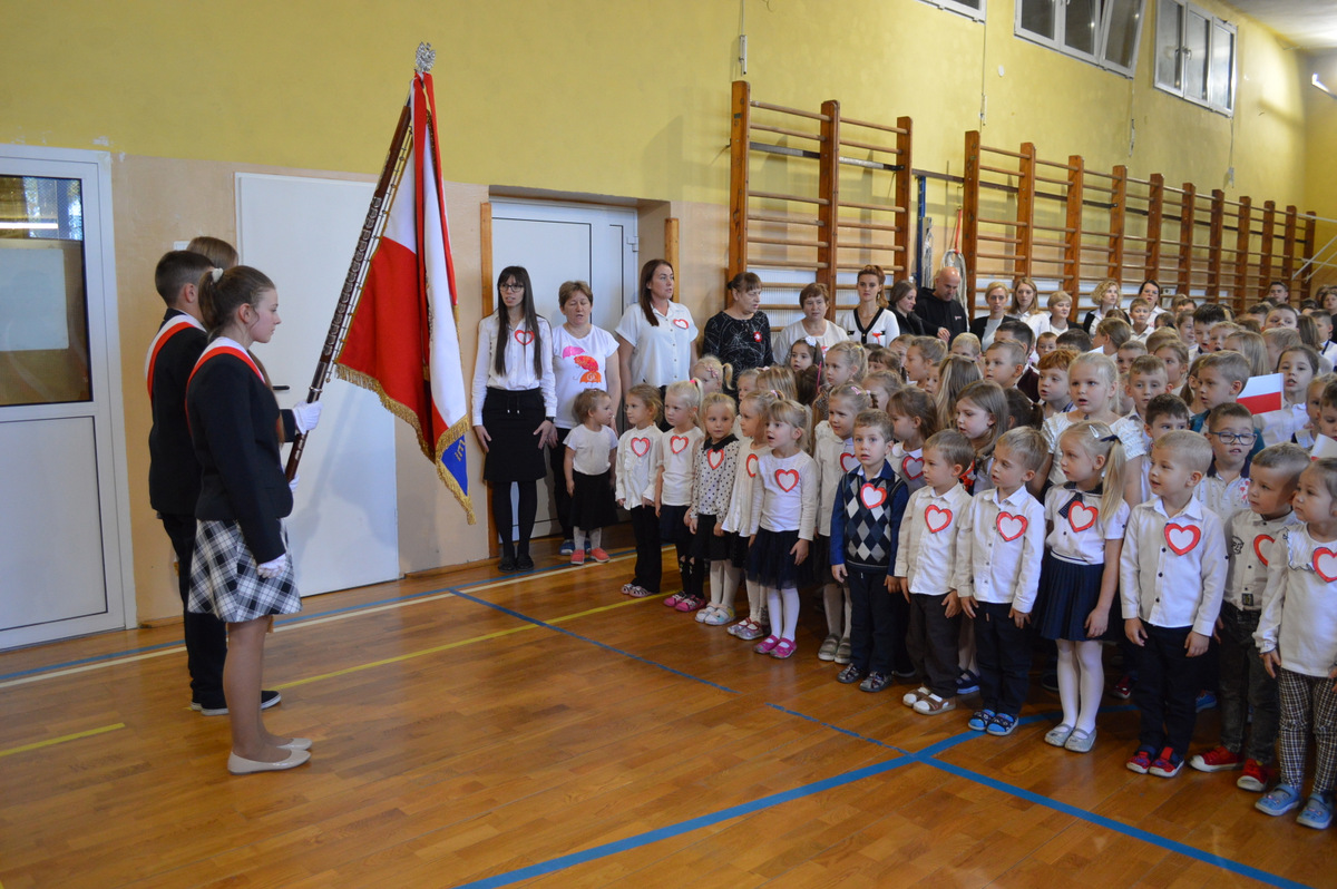 Poczet sztandarowy podczas odśpiewania hymnu