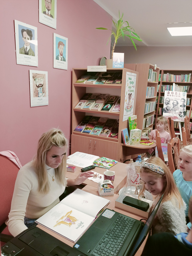 Bibliotekarka wypożycza dzieciom książki