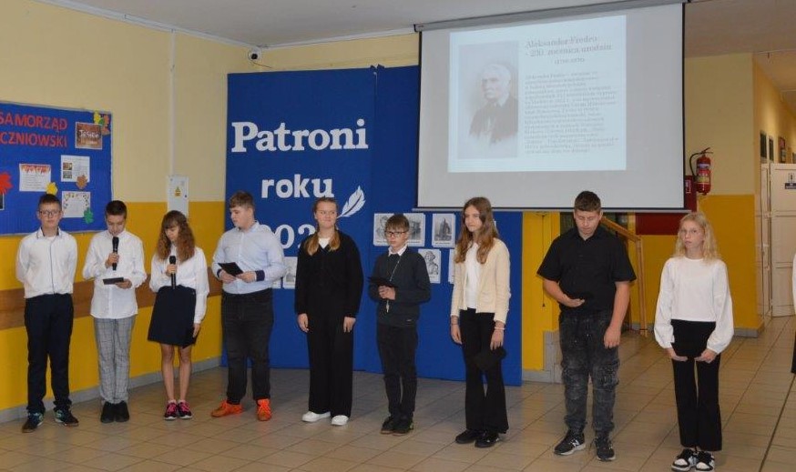 Recytacja utworu Aleksandra Fredry.  Dzieci ubrane w strój galowy