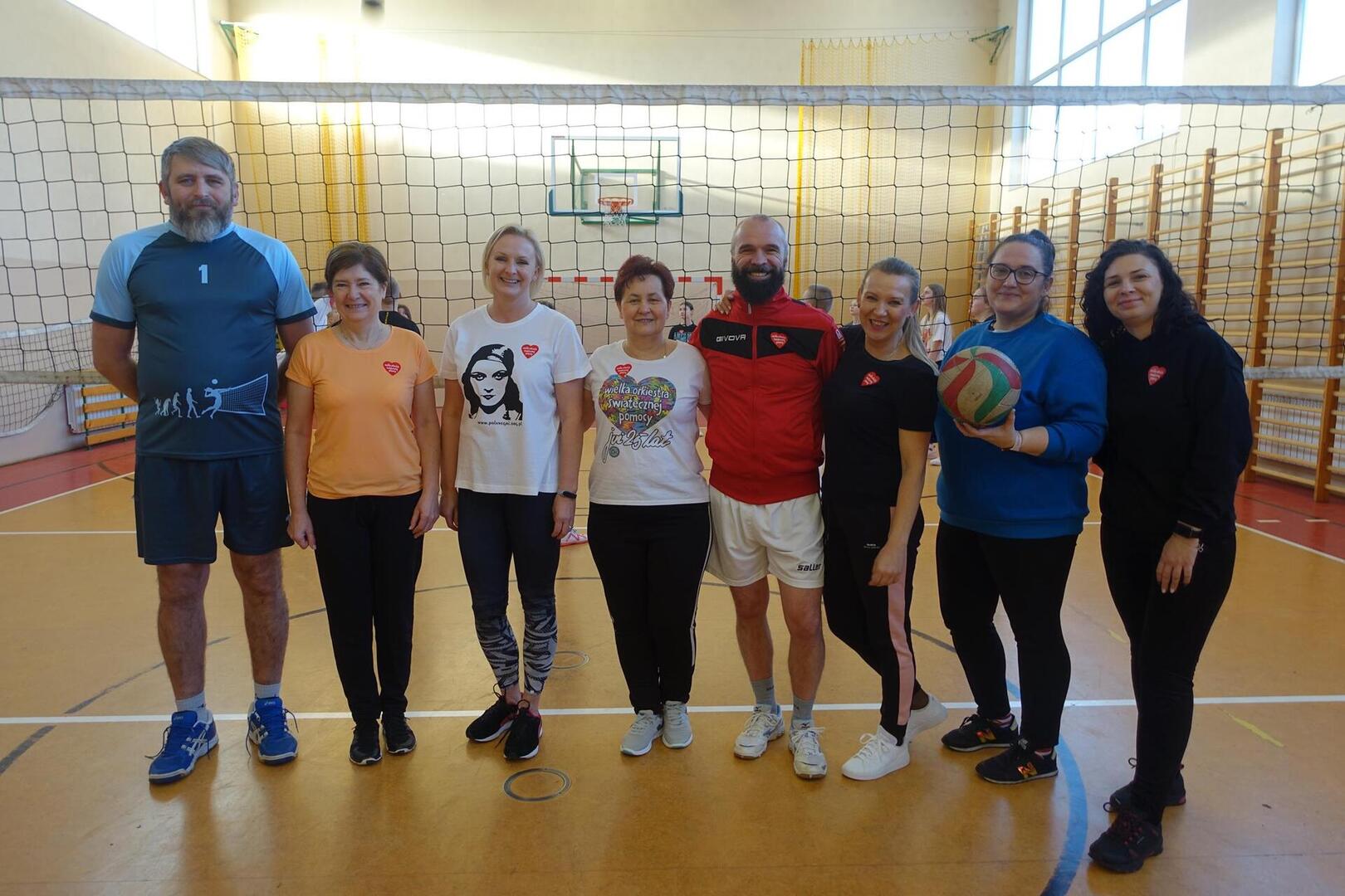 Reprezentacja nauczycieli biorących udział w grze w siatkówkę