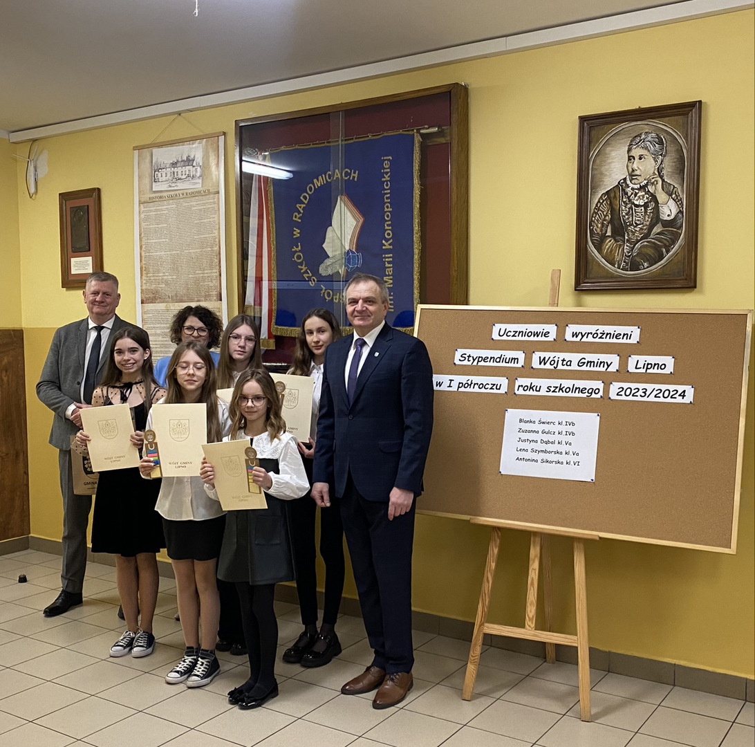 Wójt Gminy Lipno wraz z nagrodzonymi uczniami i dyrektorem szkoły pozujący do pamiątkowego zdjęcia