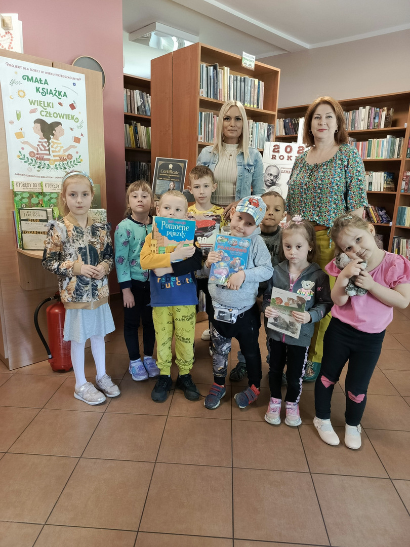 Pamiątkowe zdjęcie dzieci z bibliotekarką i Panią Dyrektor