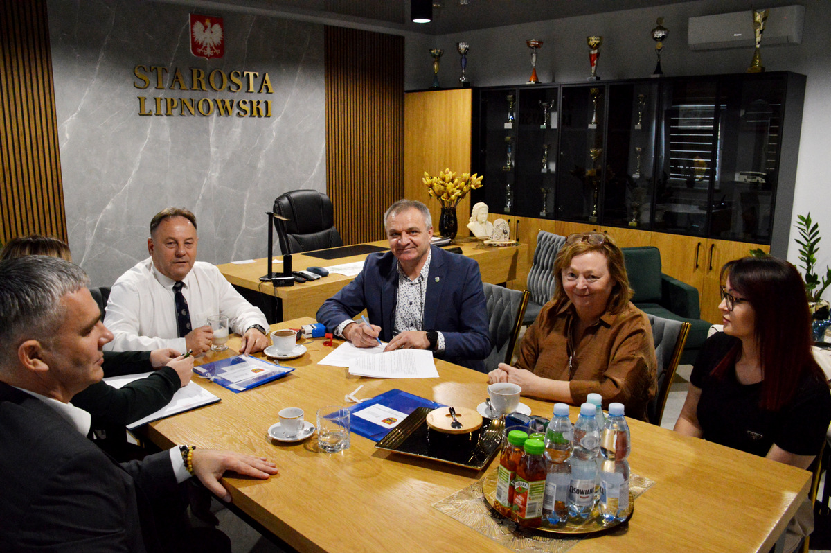 Wójt Gminy Lipno podpisujący umowę ze starostą lipnowskim w ramach projektu do przewozu osób niepełnosprawnych