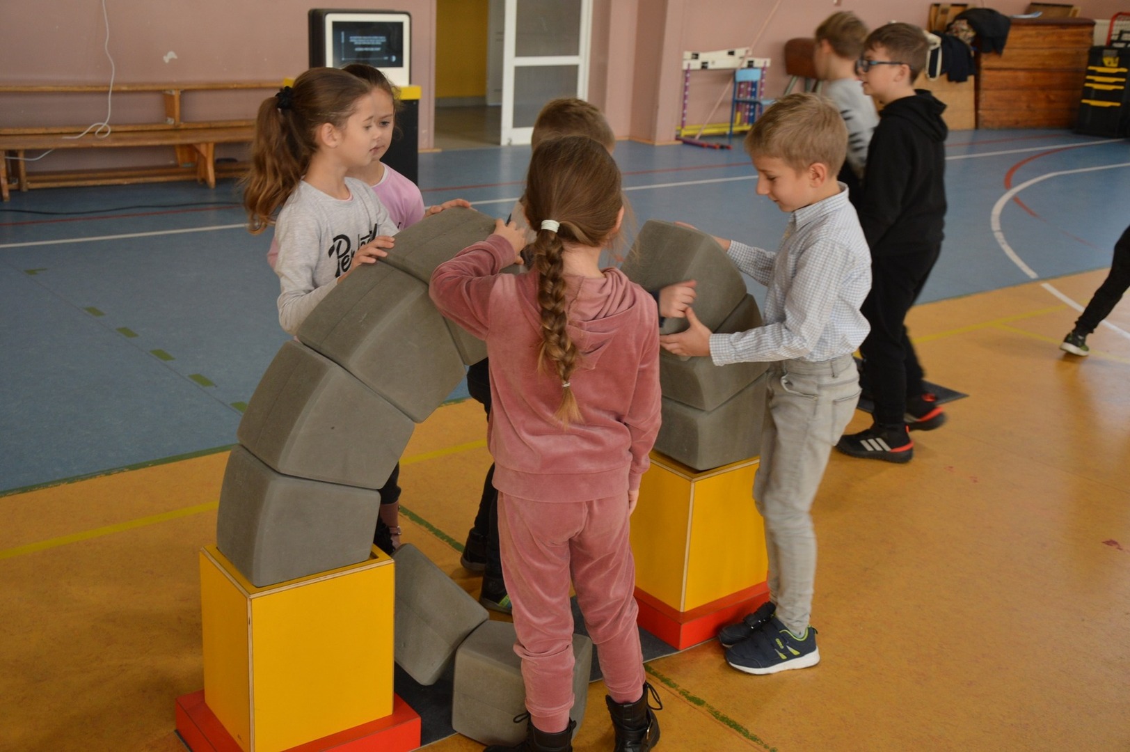Mobilna wystawa O Matmo Centrum Nauki Kopernik w Warszawie uczniowie przy eksponacie Zbuduj łuk 