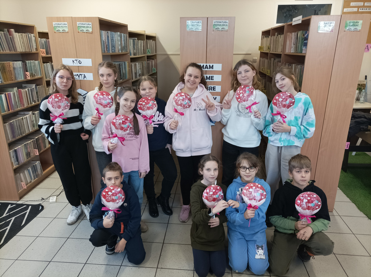 Dzieci prezentują lizaki dla babci i dziadka