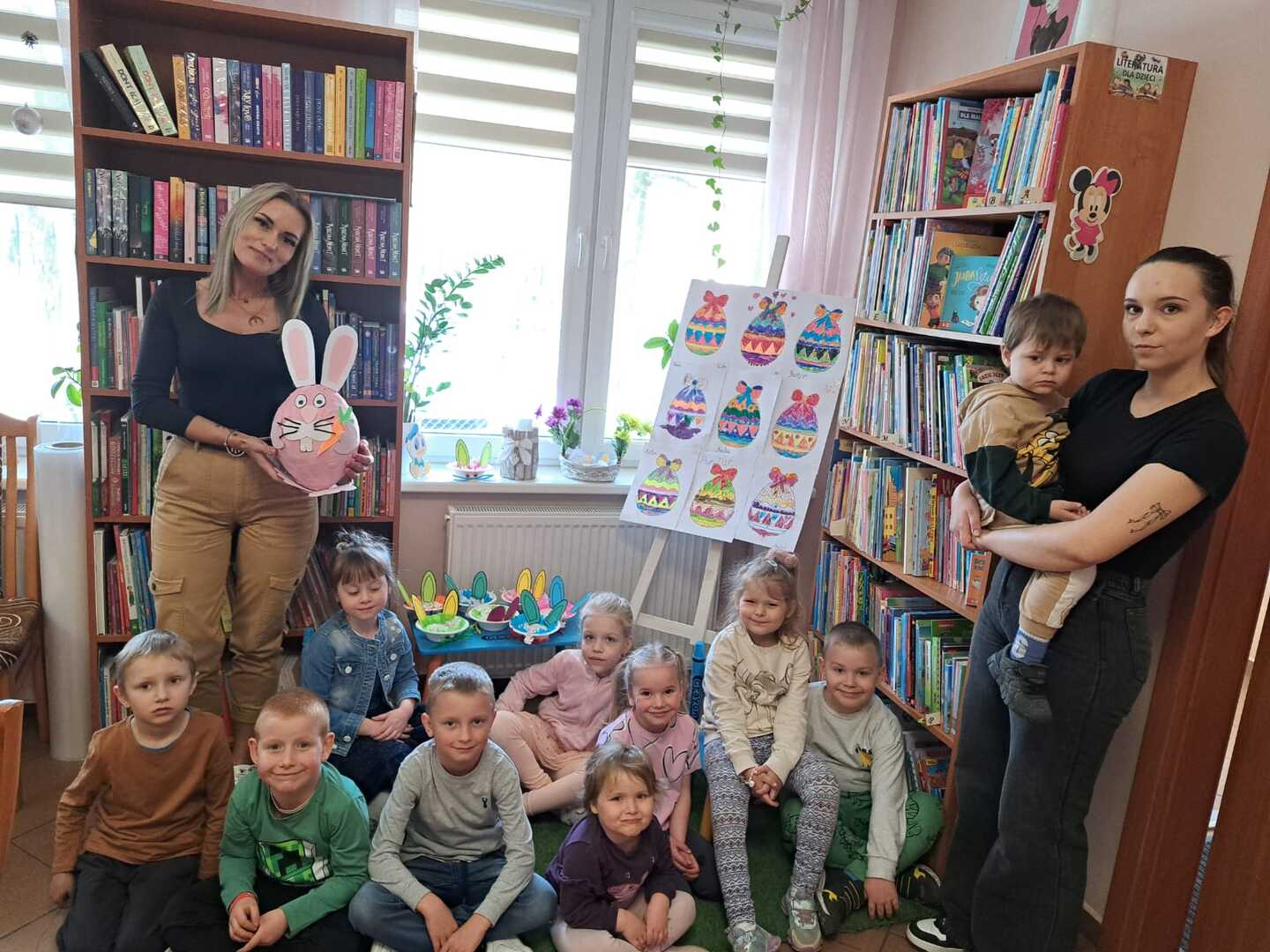 Pamiątkowe zdjęcie dzieci z opiekunką i bibliotekarką