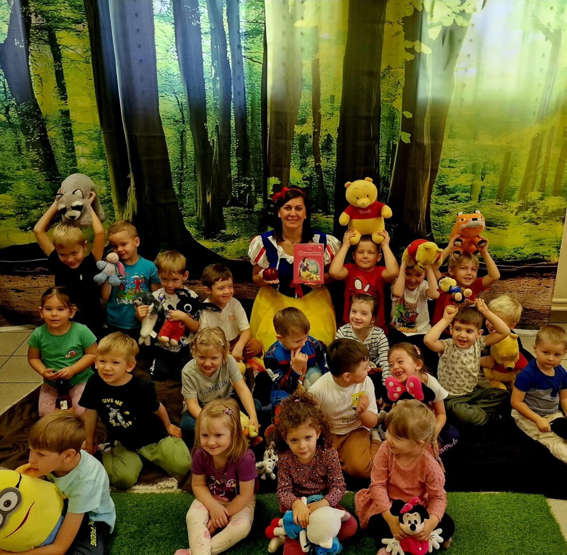 Dzieci z bibliotekarką przebraną za królewnę śnieżkę