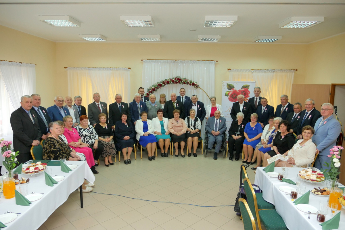 Wspólne pamiątkowe zdjęcie wszystkich zgromadzonych osób