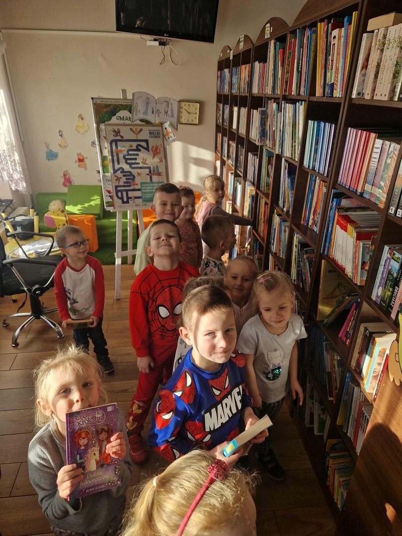 Dzieci wybierają książki do wypożyczenia