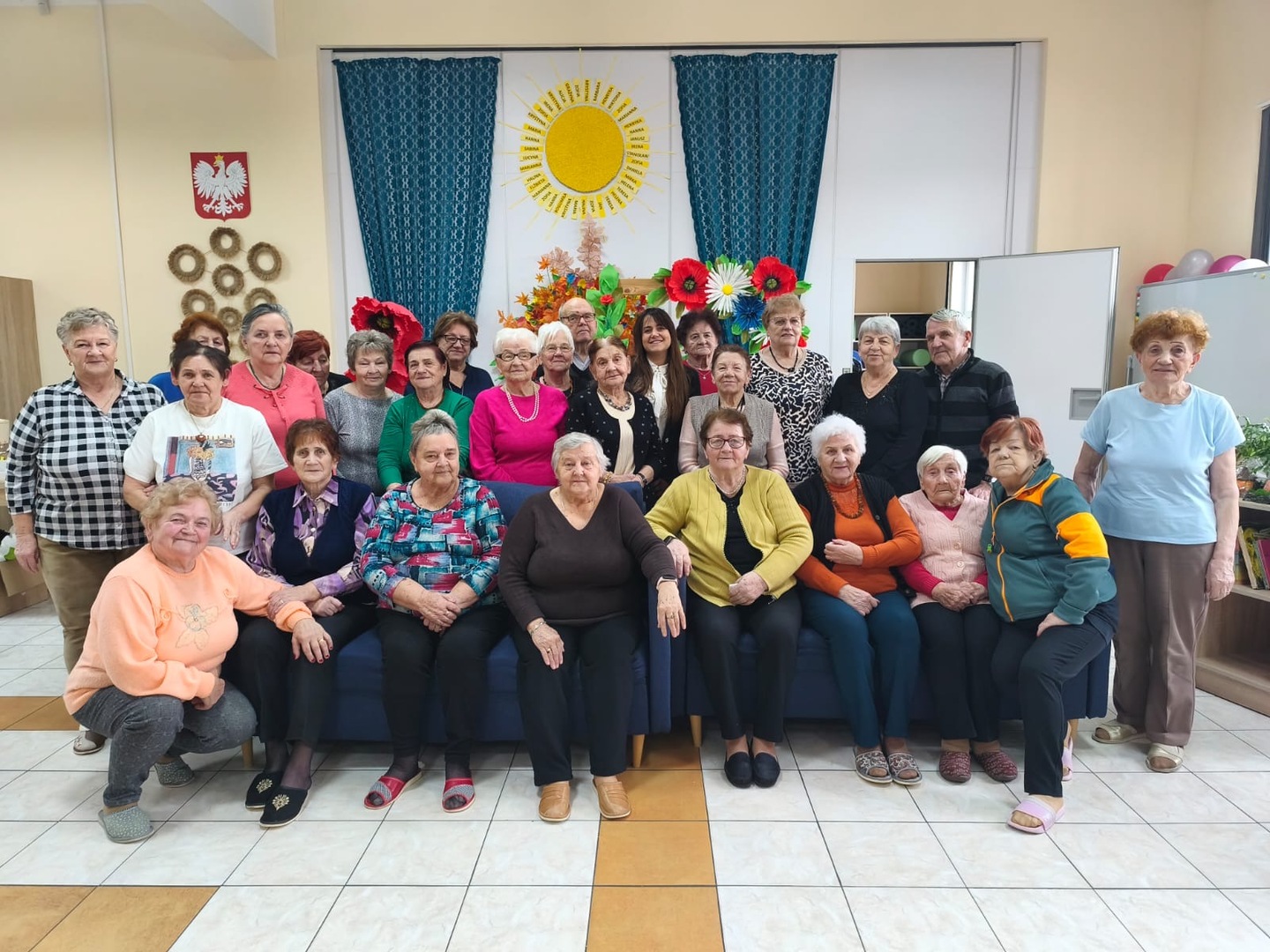 Pamiątkowe zdjęcie z seniorami