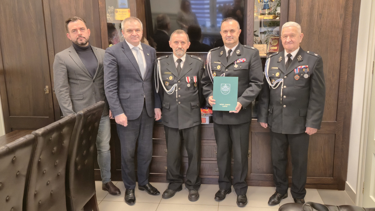 Wójt Gminy Lipno wraz ze swoim zastępcą oraz strażakami pod podpisaniu umów pozujący do zdjęcia