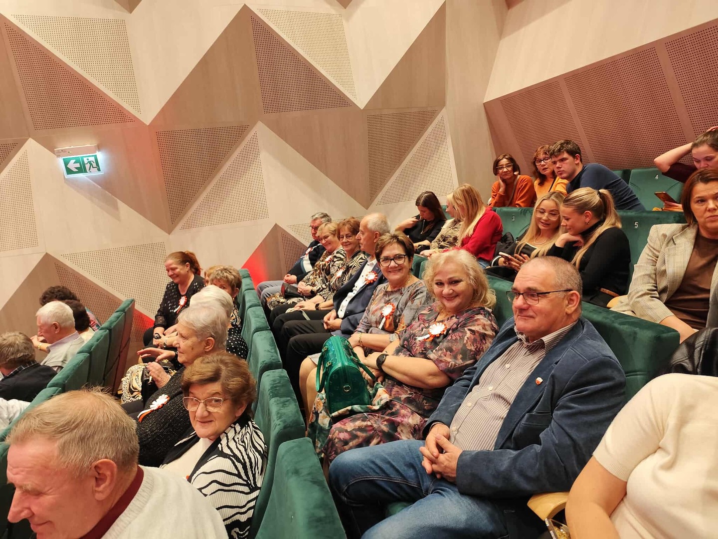 Osoby w sali koncertowej.