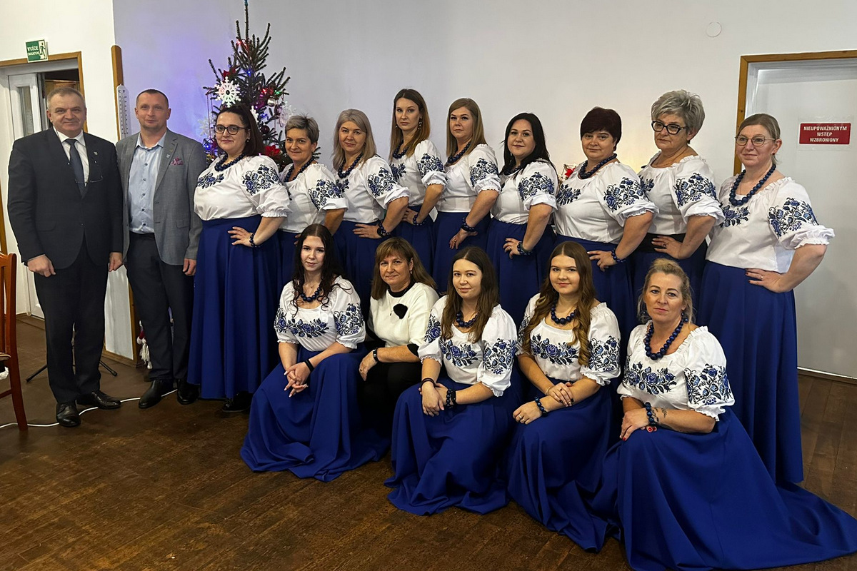 Zdjęcie grupowe KGW Łochocin wraz z Panem Wójtem