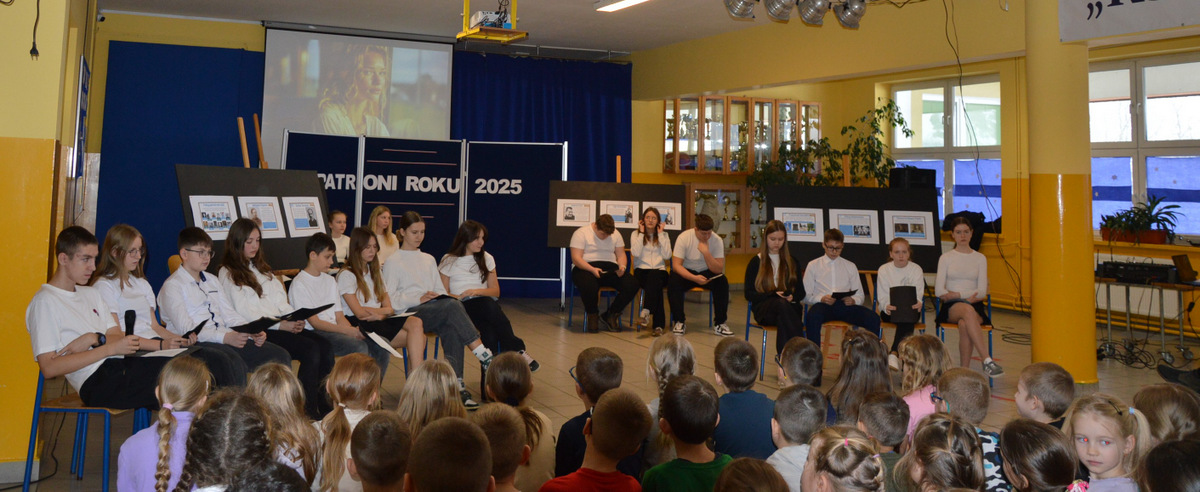 Uczniowie podczas apelu w biało czarnych strojach 